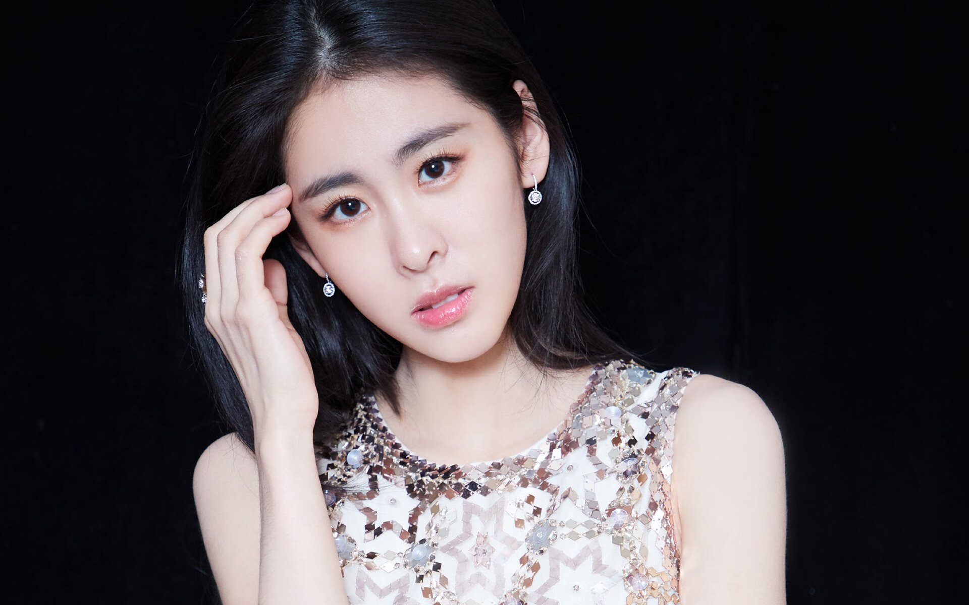 开云体育平台APP-寒光与回春，莱万生死夜唤醒的，是球队沉睡的脉搏