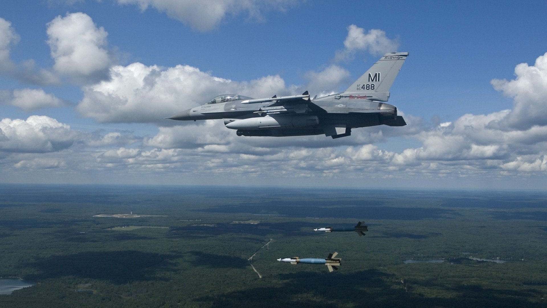 引擎与心跳的共振，当F1街道赛的弯道哲学，遇上国王一波流封喉时刻